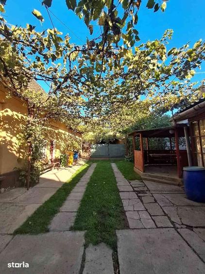 Casă cu 7 camere cu Teren 2500 Mp în Brateiu