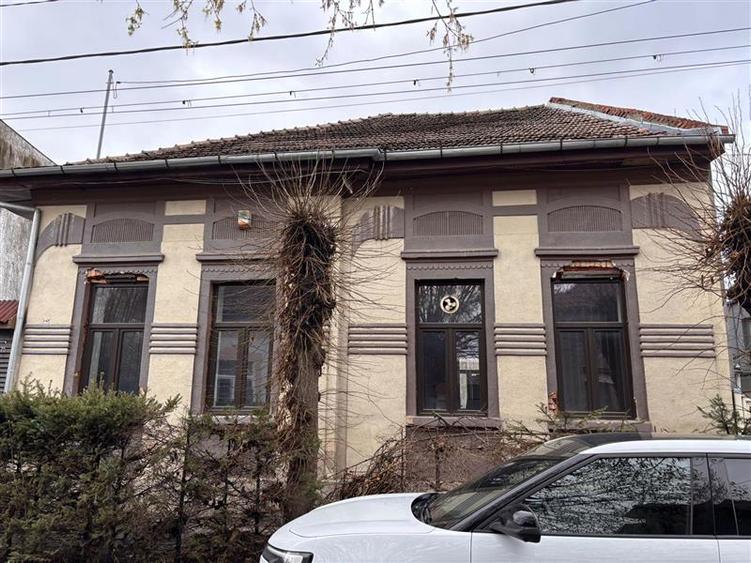 Casă cu 4 camere cu Teren 320 Mp în Central