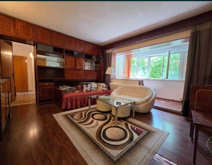 Apartament cu 3 camere semidecomandat în Berceni