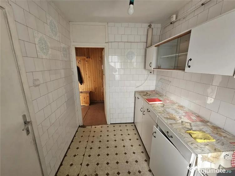 Apartament cu 3 camere semidecomandat în Micro I