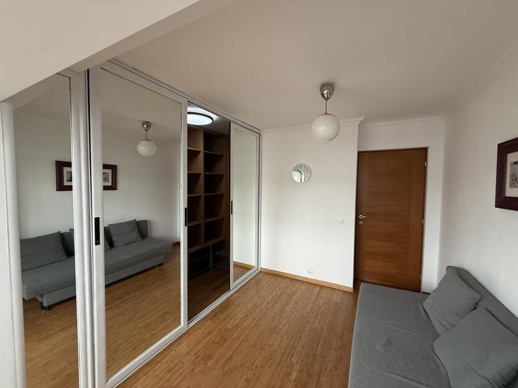 Apartament cu 3 camere semidecomandat, mobilat în Decebal