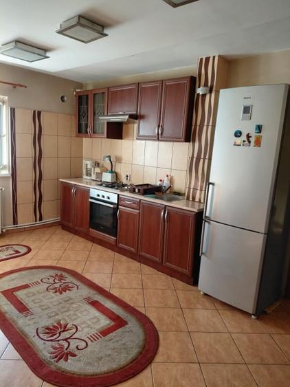 Apartament cu 3 camere decomandat, mobilat în Craiovița Nouă