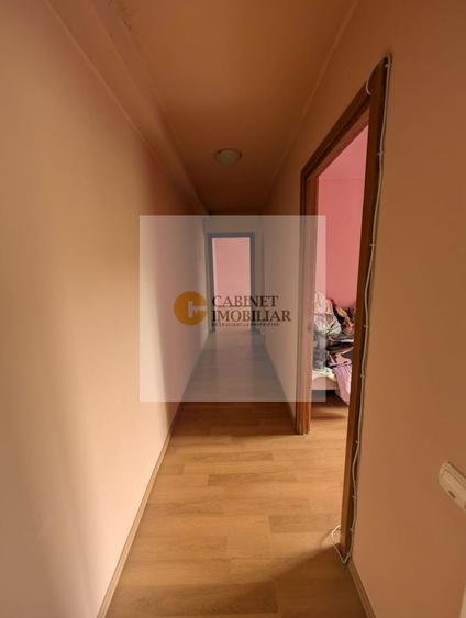 Apartament cu 3 camere semidecomandat în Gorjului