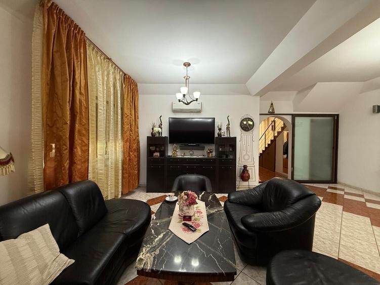 Casă individuală cu 8 camere cu Canalizare în Apărătorii Patriei