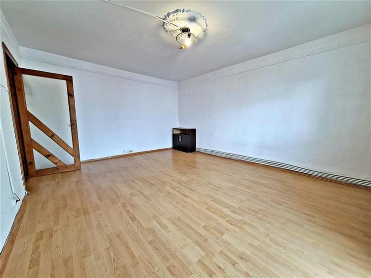 Apartament cu 3 camere decomandat în Narcisa