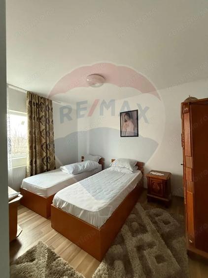 Casă cu 8 camere cu Teren 462 Mp în Central
