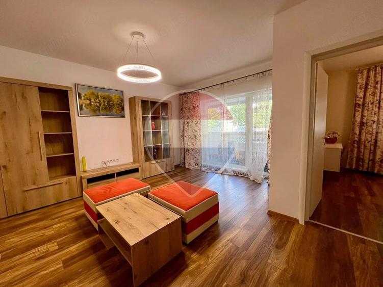 Apartament cu 3 camere semidecomandat în Piața Cluj