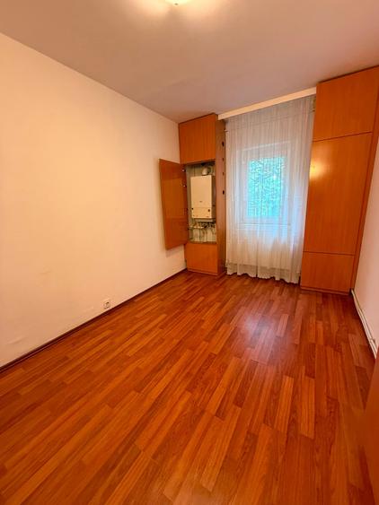Apartament cu 3 camere semidecomandat în Mioriței