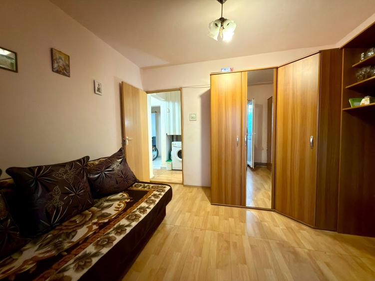 Apartament cu 4 camere semidecomandat în Lipovei