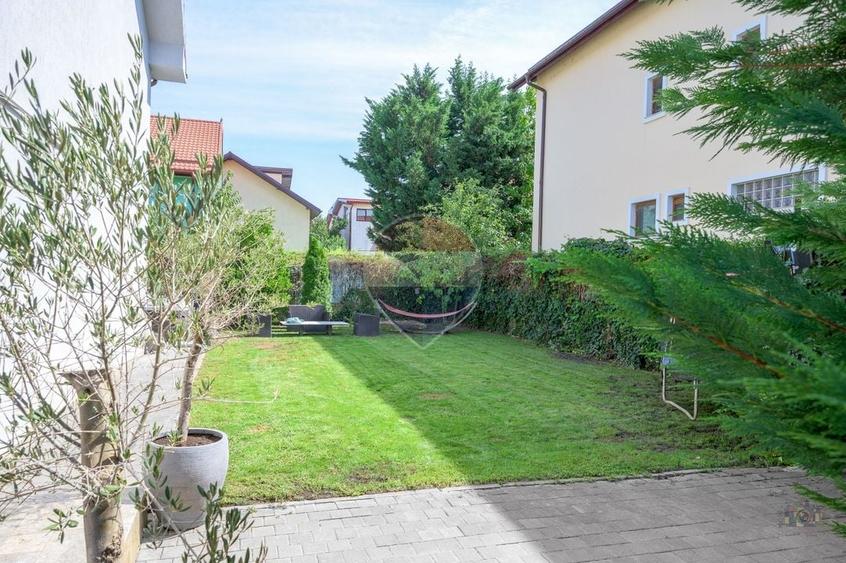 Casă individuală cu 6 camere cu Teren 492 Mp în Exterior Est