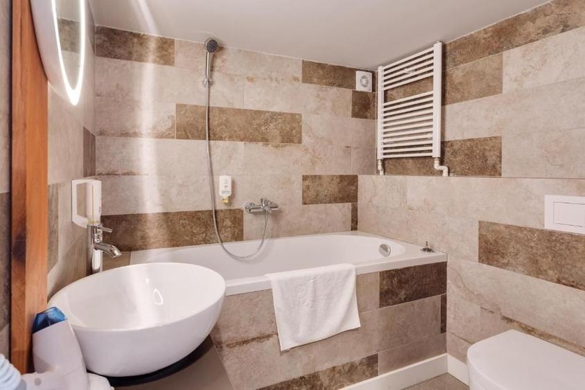 Apartament cu 3 camere semidecomandat, mobilat în Central