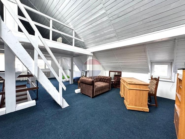 Penthouse cu 13 camere decomandat în Central