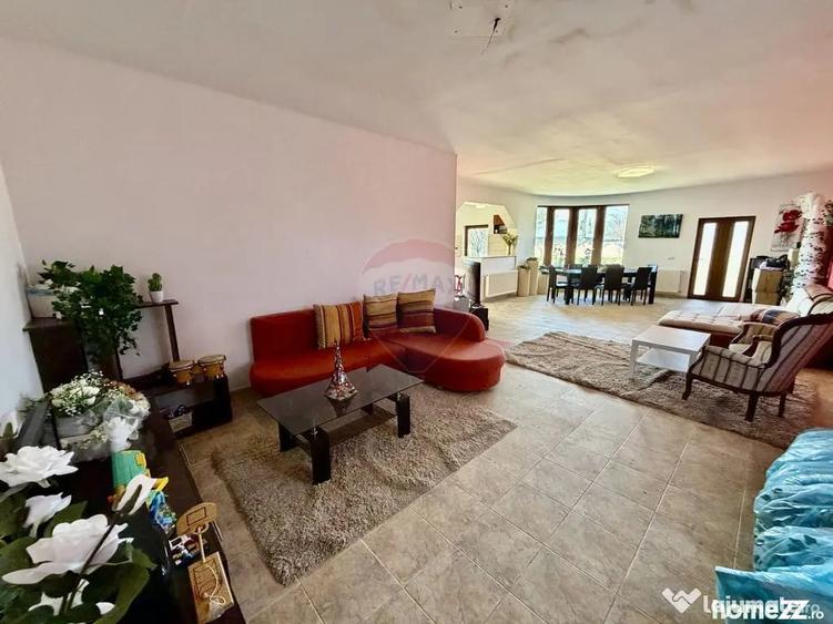 Casă cu 5 camere cu Teren 3400 Mp în Răchitosu