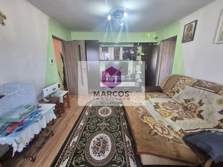 Apartament cu 3 camere semidecomandat, mobilat în Micro III