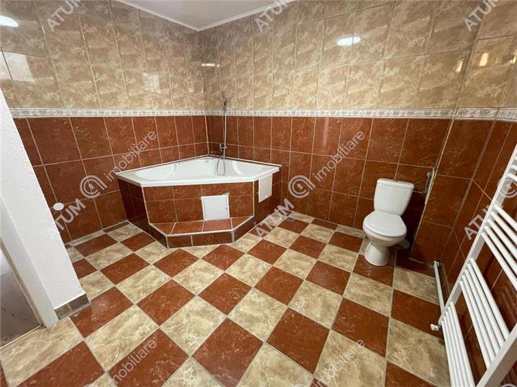 Casă individuală cu 10 camere cu Canalizare în Trei Stejari