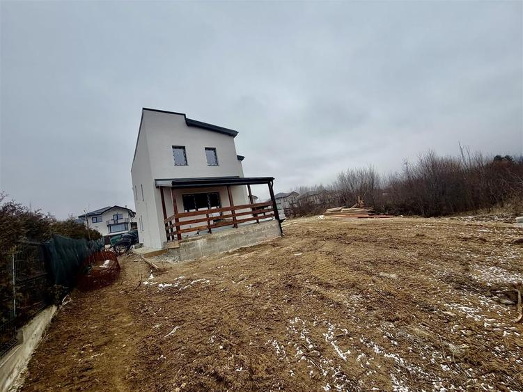 Casă cu 4 camere decomandat cu Teren 500 Mp în Bârnova