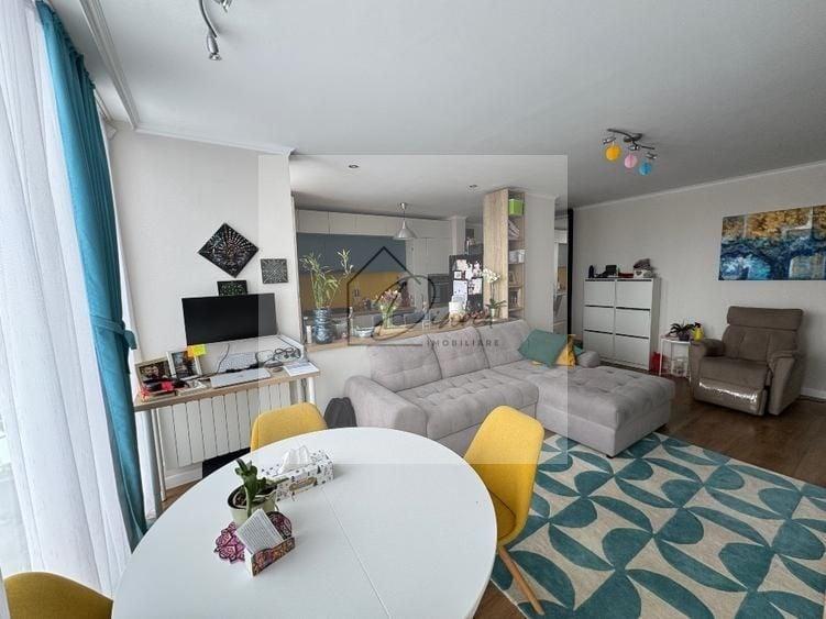 Apartament cu 3 camere semidecomandat, mobilat în Central