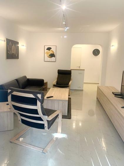 Apartament cu 3 camere decomandat în Titan