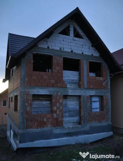 Casă cu 5 camere cu Teren 300 Mp în Burdujeni