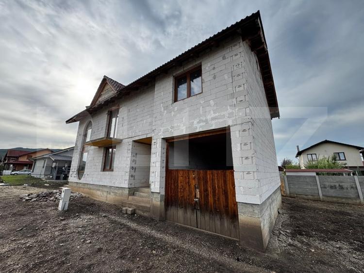 Casă individuală cu 4 camere cu Garaj în Cetate