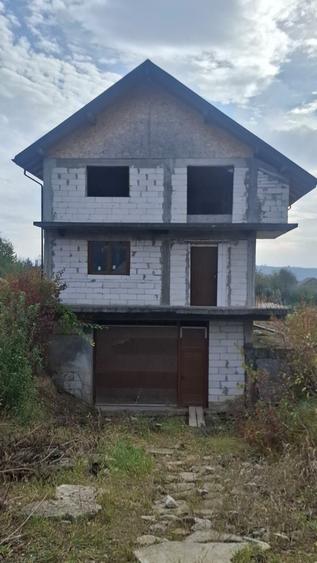 Casă cu 4 camere în Valea Adâncă