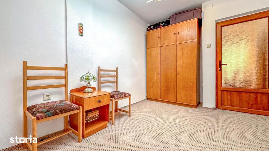 Casă cu 10 camere cu Teren 1422 Mp în Central