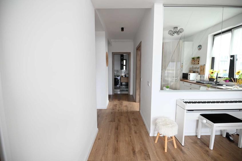 Apartament cu 4 camere decomandat în Cristian