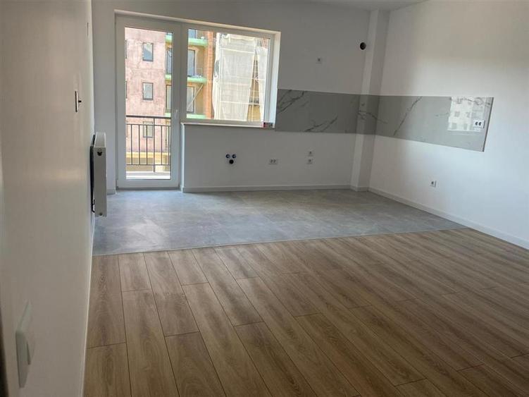 Apartament cu 2 camere decomandat în Tractorul