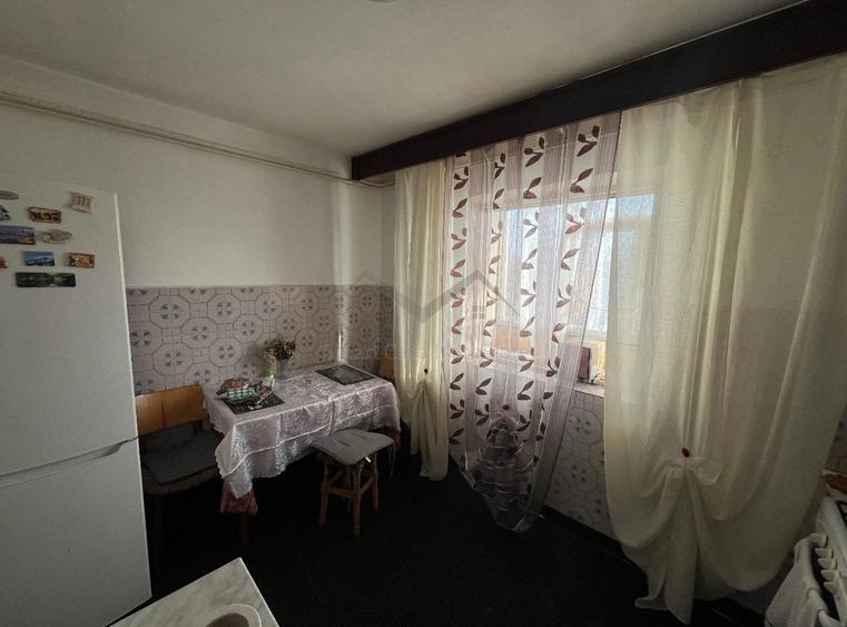 Apartament cu 3 camere decomandat, mobilat în Nicolina
