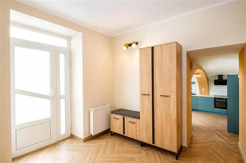 Apartament cu 3 camere nedecomandat, mobilat în Centrul Istoric