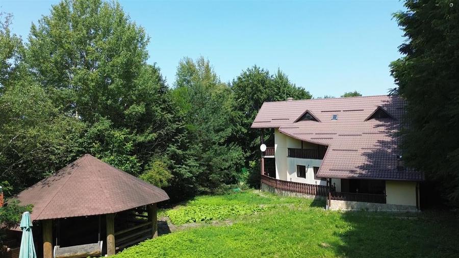 Casă individuală cu 6 camere cu Garaj în Sucevița