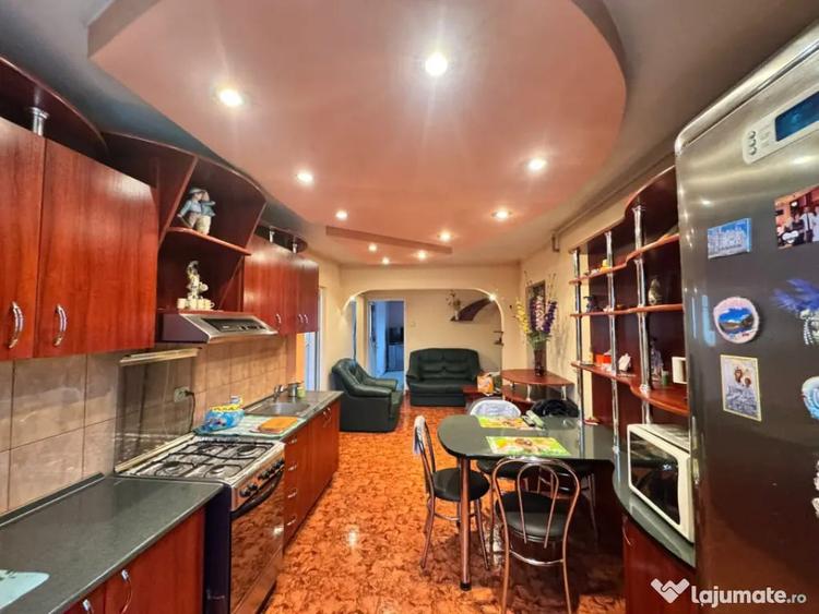 Apartament cu 4 camere decomandat, mobilat în Central