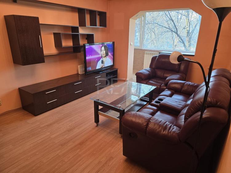 Apartament cu 4 camere semidecomandat, mobilat în Drumul Taberei