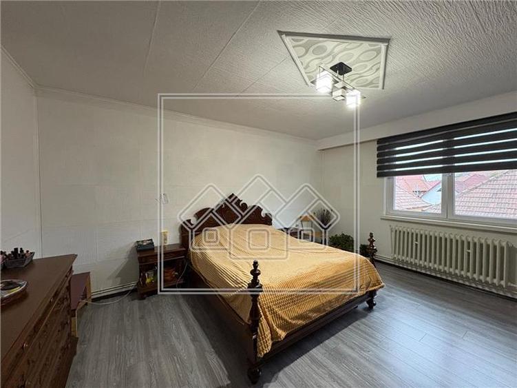 Apartament cu 4 camere decomandat în Lazaret