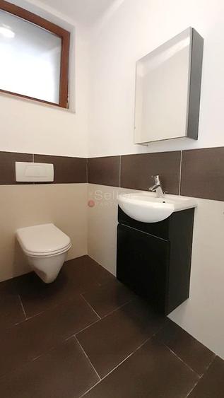 Casă individuală cu 8 camere cu Canalizare în Drumul Poienii
