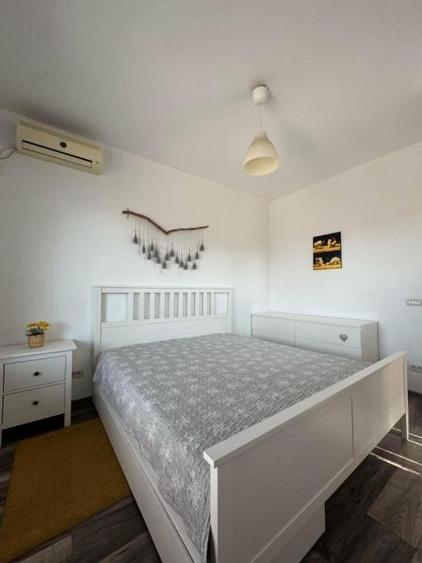 Calarasi-Decebal-7 minute metrou P-ta Muncii,apartament 2 camere,2 bai - 2