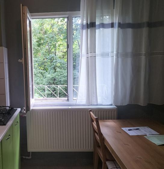Apartament cu 3 camere semidecomandat în Brâncoveanu