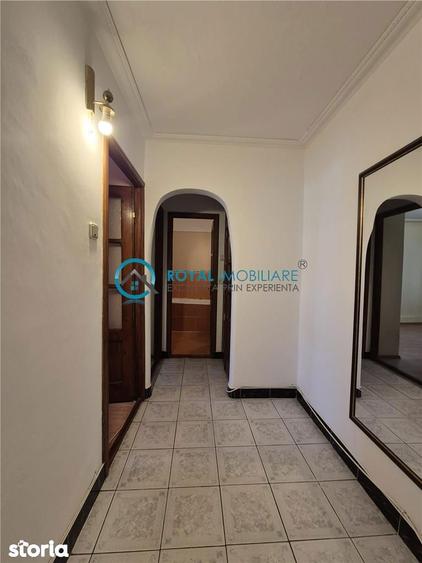 Apartament cu 3 camere decomandat, mobilat în Malu Roșu