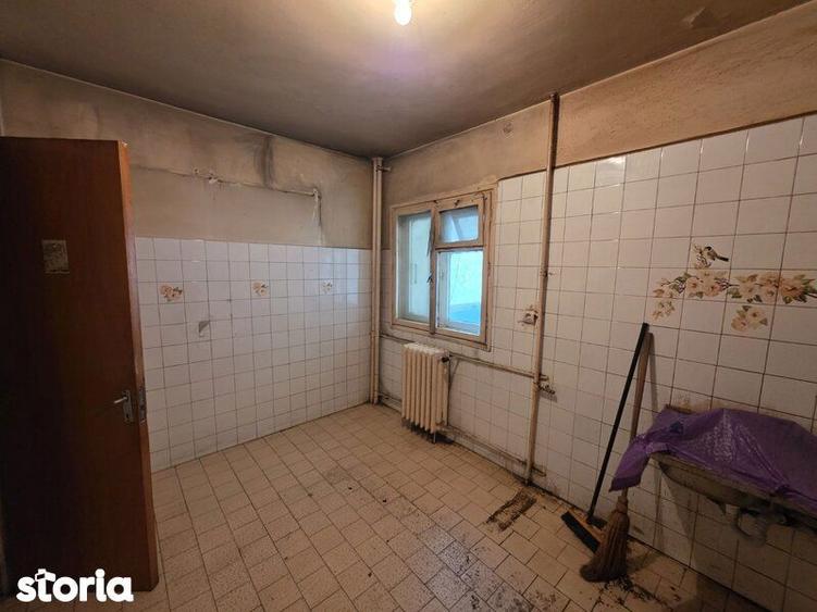Apartament cu 3 camere semidecomandat în Obor