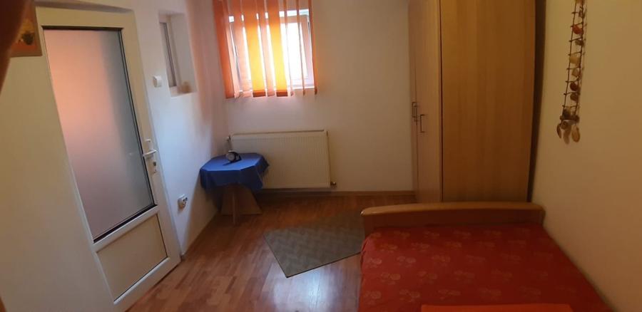 Apartament cu 3 camere semidecomandat în Baba Novac