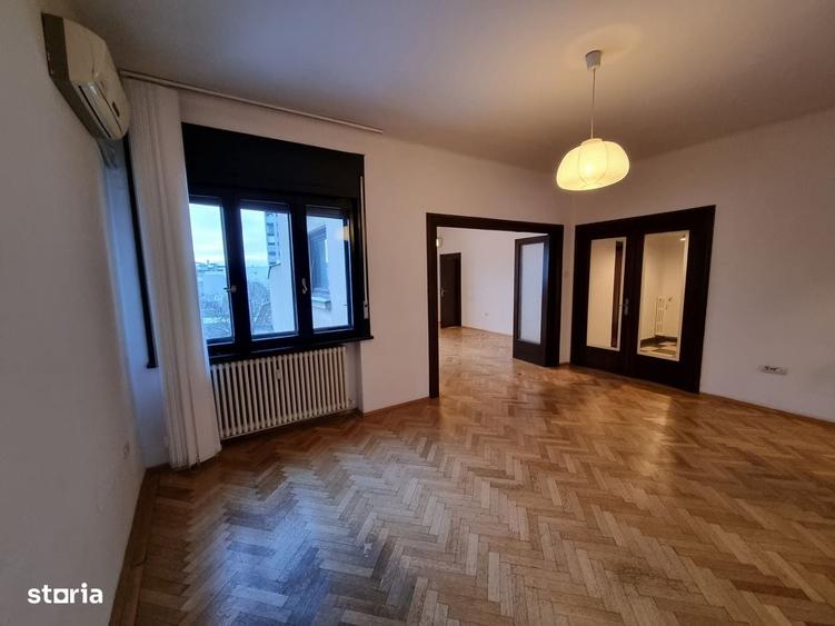 Apartament cu 4 camere în Romană