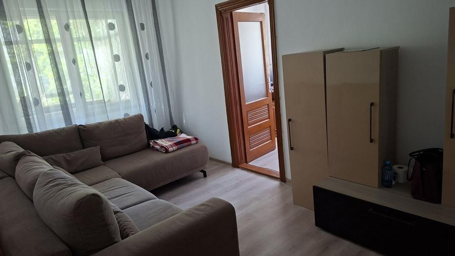 Apartament cu 3 camere semidecomandat în Valea Rosie
