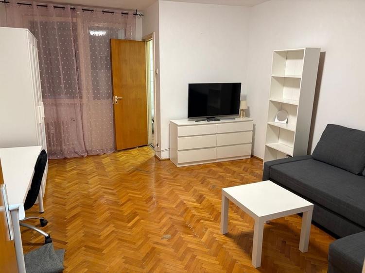 Garsonieră decomandată în Titan