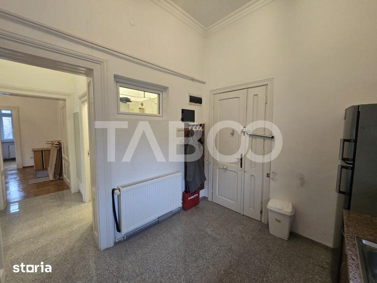 Apartament cu 3 camere semidecomandat în Central
