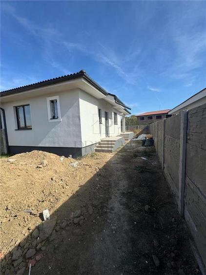 Duplex cu 3 camere cu Canalizare în Albina