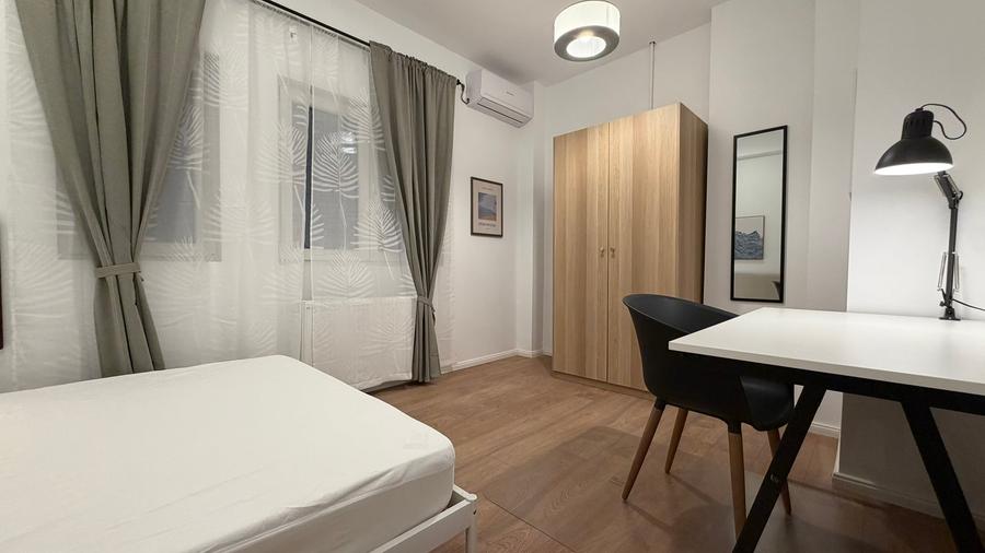 Apartament cu 5 camere decomandat în P-ța Victoriei