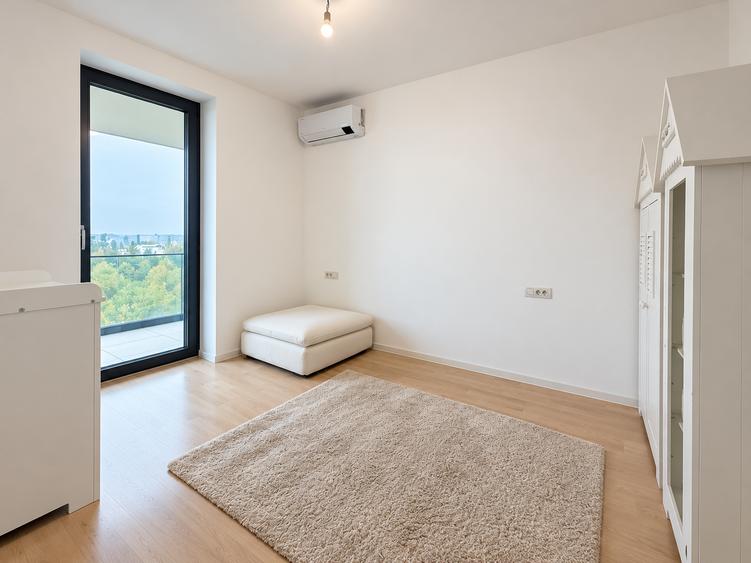 Apartament cu 3 camere semidecomandat în Băneasa