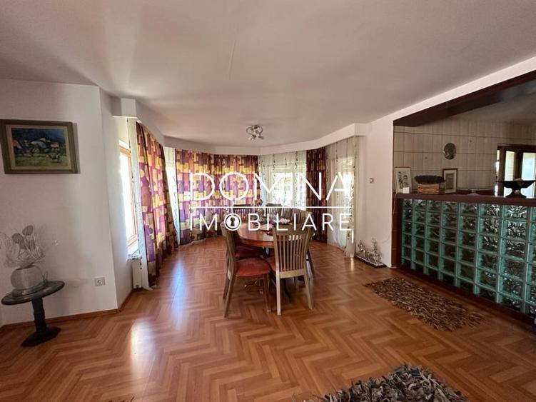 Casă individuală cu 11 camere cu Piscina în Primăverii