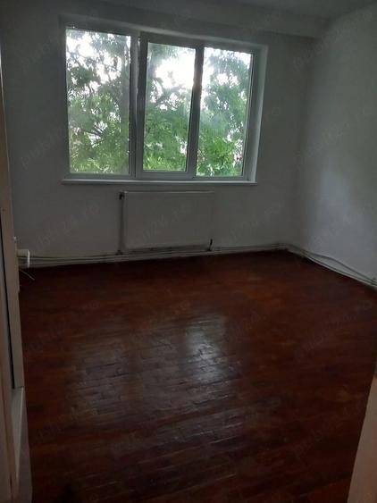 Apartament cu 3 camere semidecomandat în Gară