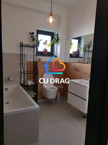 Casă individuală cu 8 camere cu Canalizare în Șelimbăr